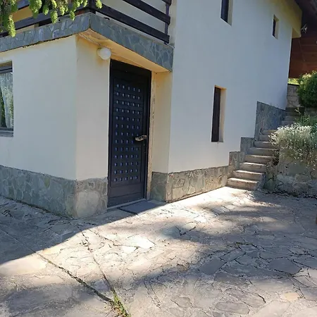 アパート Relax ヴラシチ