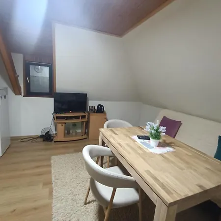 アパート Relax ヴラシチ